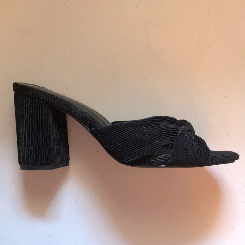 Black Velvet Heeled Sandals !